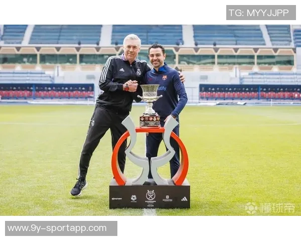 弗里克手握加维球衣与西超杯奖杯合影球员现场观战决赛引关注